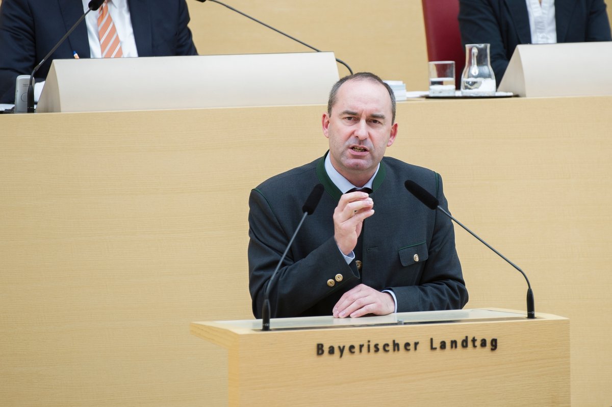 Hubert Aiwanger (Bundesvorsitzender des Bundesverbandes Freie Wähler) am Rednerpult.