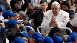 29.03.2023: Papst Franziskus trifft Kinder am Ende seiner wöchentlichen Generalaudienz auf dem Petersplatz im Vatikan.  | Bild:dpa-Bildfunk/Alessandra Tarantino