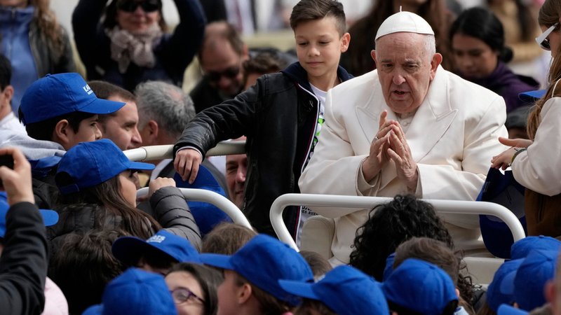 29.03.2023: Papst Franziskus trifft Kinder am Ende seiner wöchentlichen Generalaudienz auf dem Petersplatz im Vatikan. 