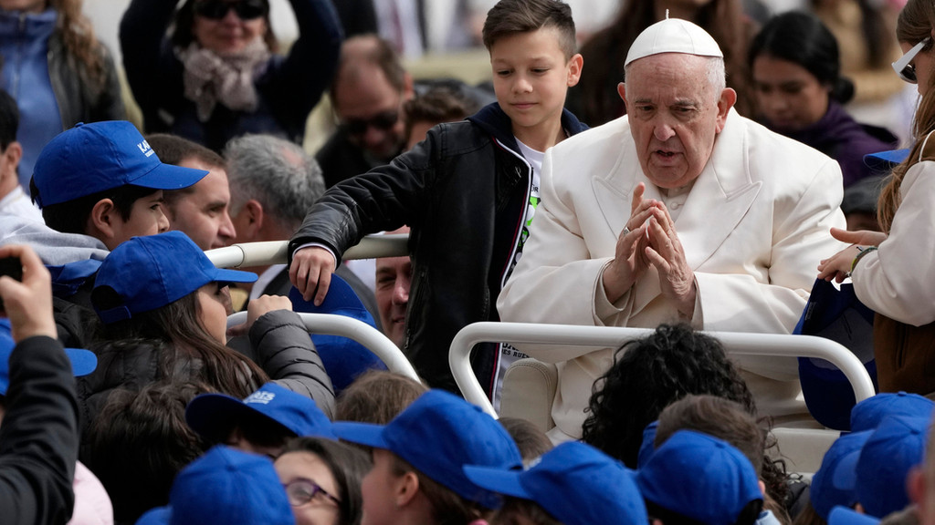 29.03.2023: Papst Franziskus trifft Kinder am Ende seiner wöchentlichen Generalaudienz auf dem Petersplatz im Vatikan. 