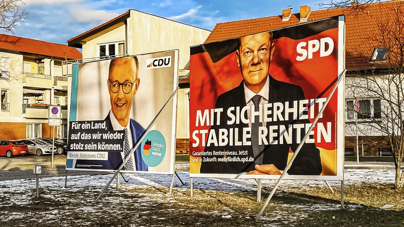 Wahlplakate von CDU Spitzenkandidat Friedrich Merz (l.) und SPD-Spitzenkandidat Scholz (r.) vor der Bundestagswahl (Symbolbild) | Bild: pa/imageBROKER/Odermann Wahlplakate von CDU Spitzenkandidat Friedrich Merz (l.) und SPD-Spitzenkandidat Scholz (r.) vor der Bundestagswahl (Symbolbild)