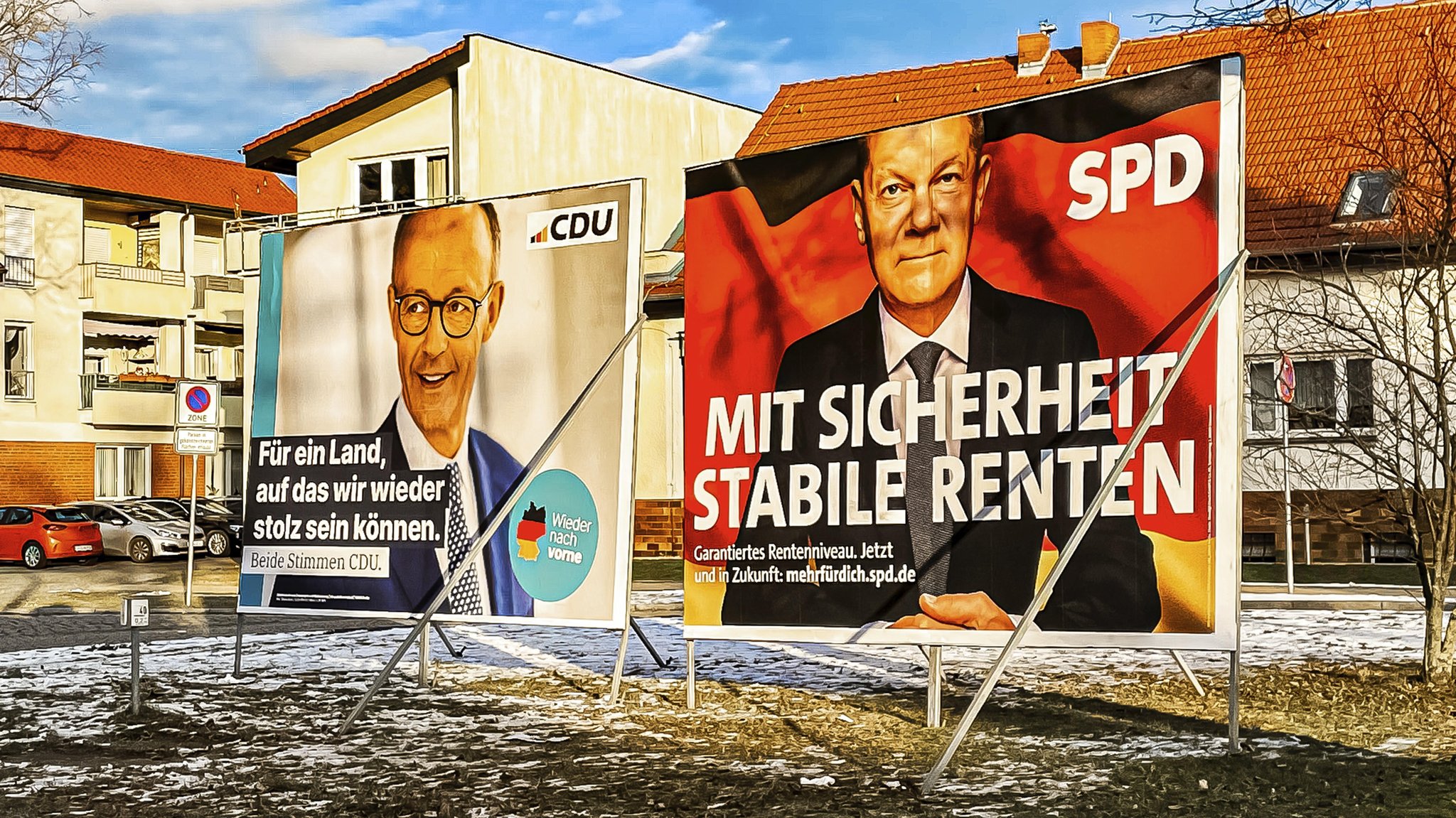 Wahlplakate von CDU Spitzenkandidat Friedrich Merz (l.) und SPD-Spitzenkandidat Scholz (r.) vor der Bundestagswahl (Symbolbild)