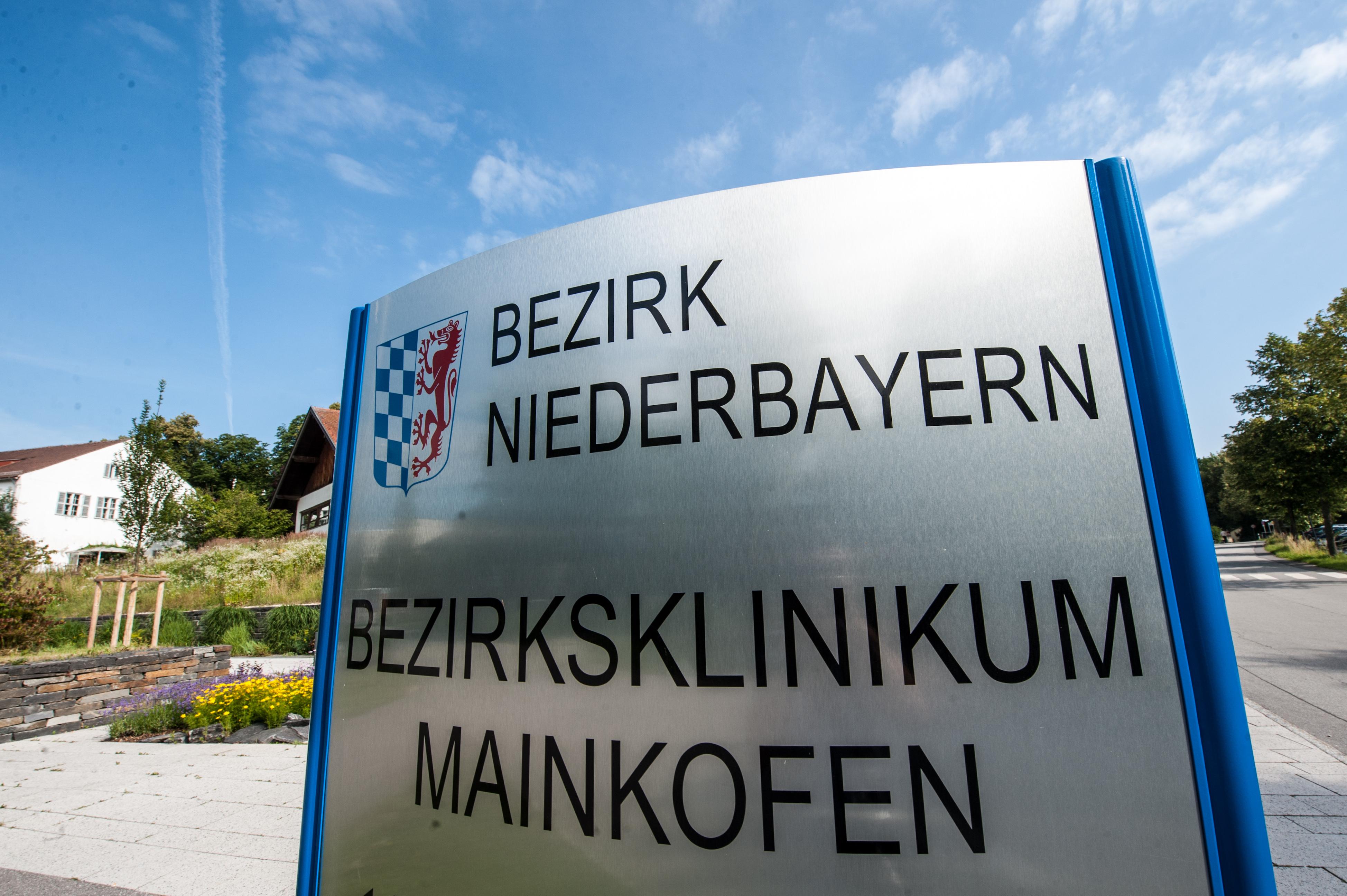 Ein Schild "Bezirksklinikum Mainkofen" am Eingang der Einrichtung.