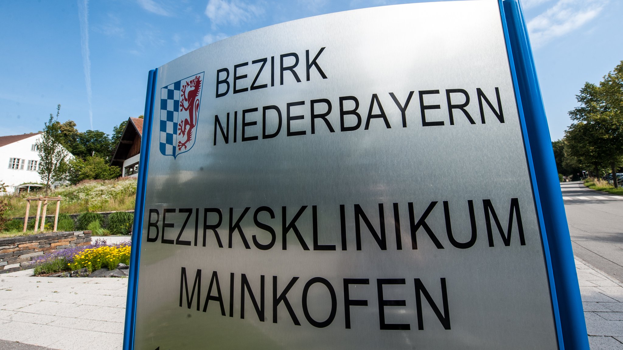 Ein Schild "Bezirksklinikum Mainkofen" am Eingang der Einrichtung.