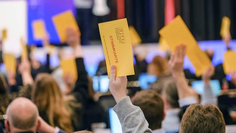 Archivbild: Abstimmung im Plenum am 09.11.2022 der 3. Tagung der 13. Synode der Evangelischen Kirche in Deutschland (EKD)