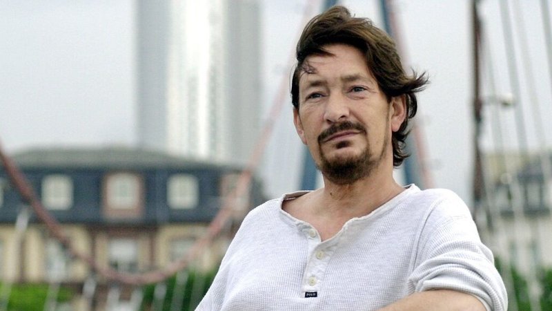 ARCHIV - 17.05.2000, Hessen, Frankfurt/Main: Der irische Musiker Chris Rea steht für Fotoaufnahmen auf dem Holbeinsteg. | Bild: dpa-Bildfunk/Oliver Stratmann ARCHIV - 17.05.2000, Hessen, Frankfurt/Main: Der irische Musiker Chris Rea steht für Fotoaufnahmen auf dem Holbeinsteg.
