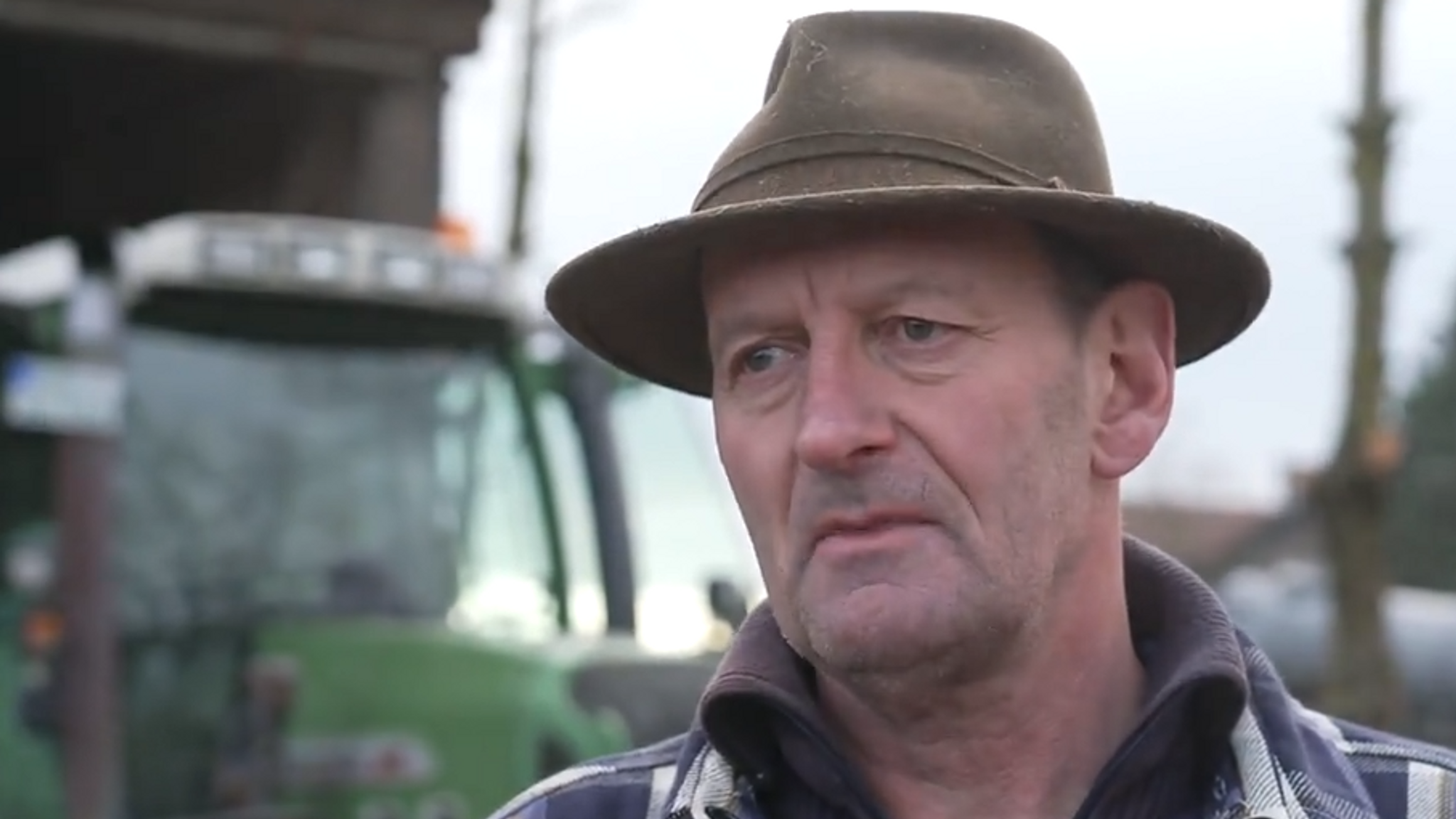 Wolfgang Scholz auf seinem Hof im Interview mit BR24