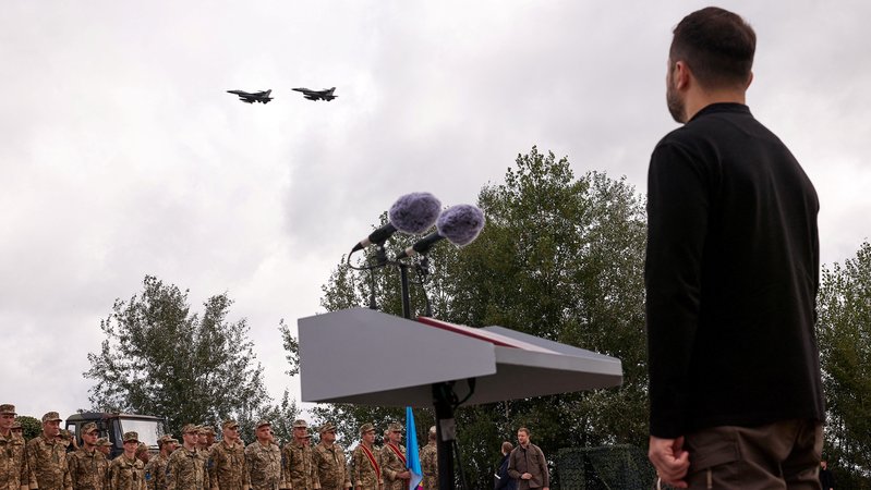 Der ukrainische Präsident Wolodymyr Selenskyj hat die ersten F-16 Kampfflugzeuge aus US-Produktion in den Diensten seiner Luftwaffe präsentiert. | Bild: Ukrainian Presidential Press Service/Handout via REUTERS Der ukrainische Präsident Wolodymyr Selenskyj hat die ersten F-16 Kampfflugzeuge aus US-Produktion in den Diensten seiner Luftwaffe präsentiert.
