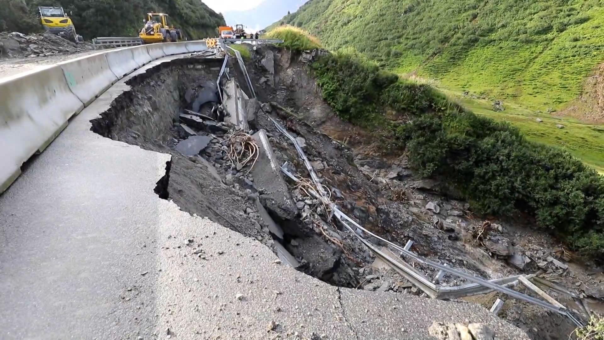 Abrutsch der Fahrbahn: Die Arlberg-Bundesstraße in Österreich ist derzeit gesperrt