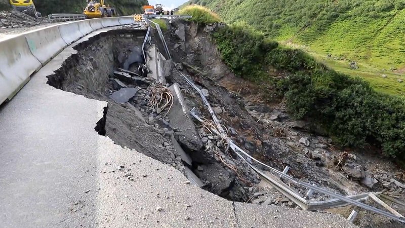 Abrutsch der Fahrbahn: Die Arlberg-Bundesstraße in Österreich ist derzeit gesperrt | Bild: Bayerischer Rundfunk 2024 Abrutsch der Fahrbahn: Die Arlberg-Bundesstraße in Österreich ist derzeit gesperrt