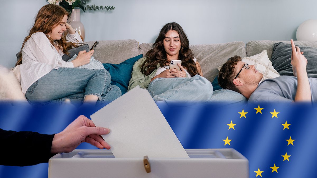 Oben blicken Jugendliche auf einer Couch tief versunken in ihr Smartphone, unten ist eine Wahlurne mit der EU-Flagge zu sehen