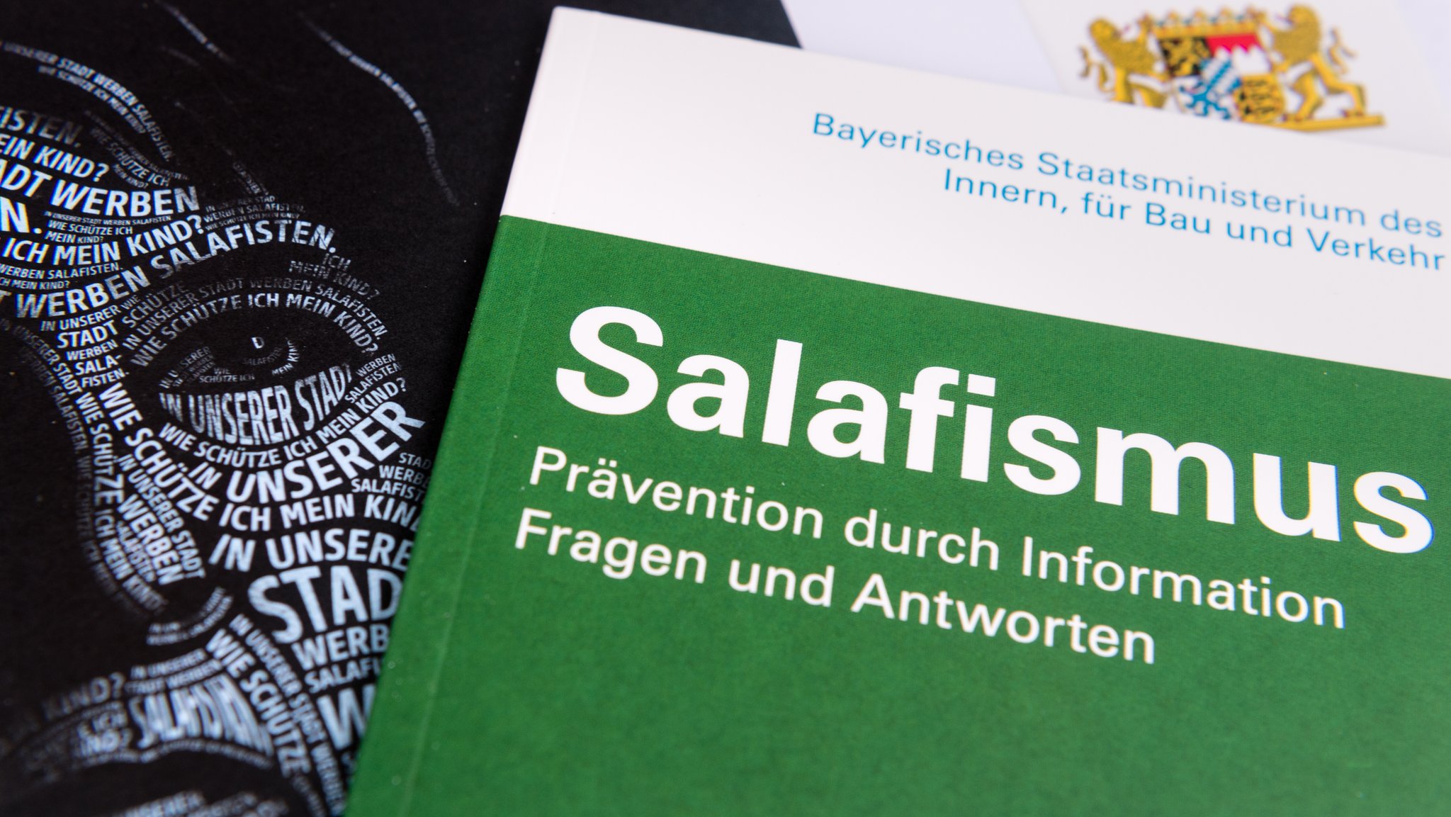 (Symbolbild): Informationsbroschüren der bayerischen Staatsregierung zum Thema Salafismus.