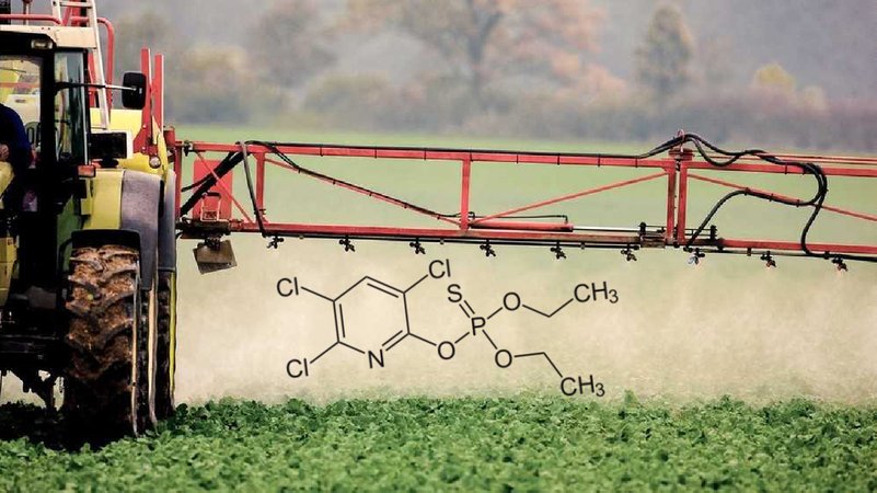 Symbolbild: Pestizidausbringung auf dem Feld, Formel von "Chlorpyrifos"