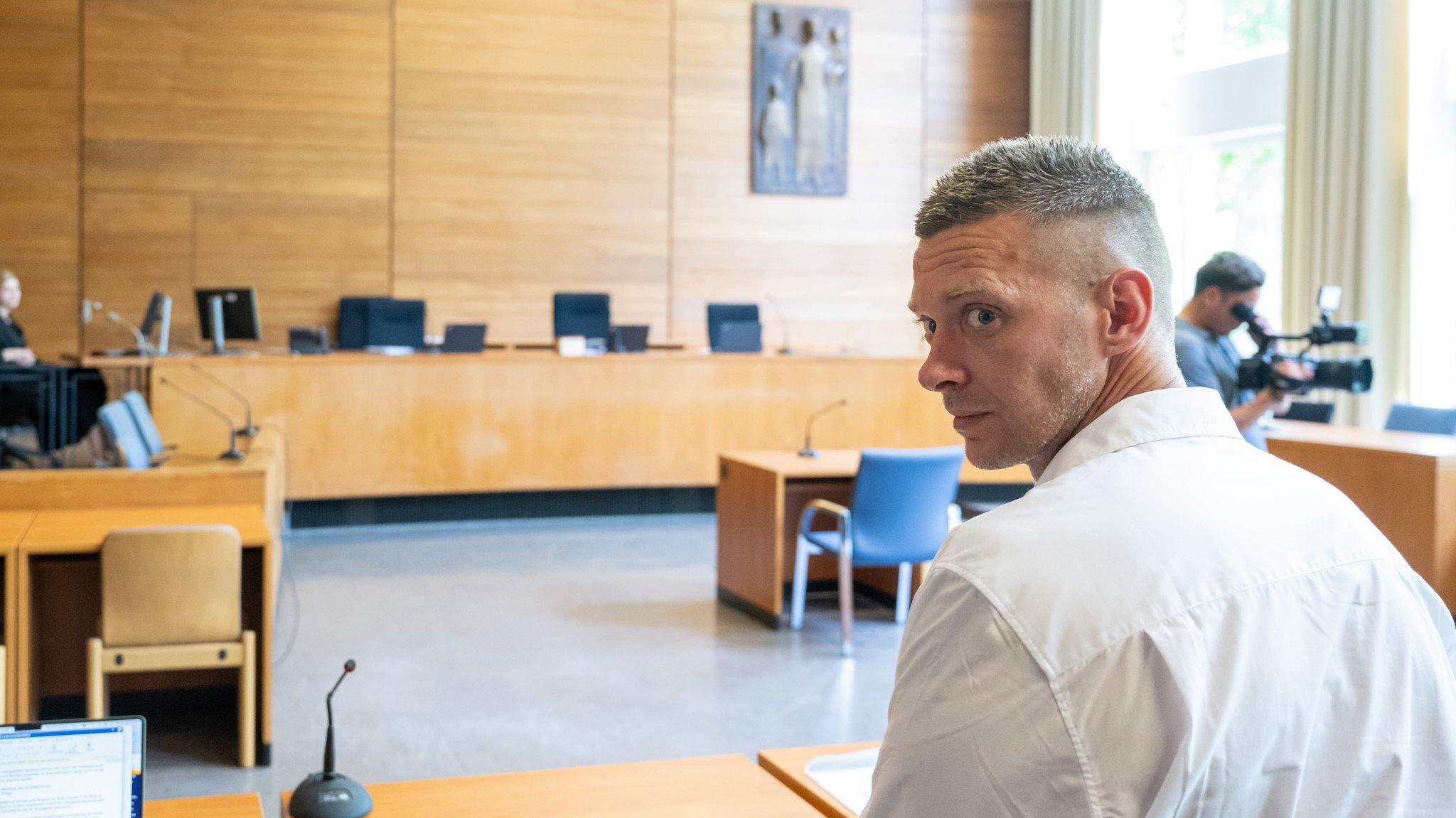 Der Kläger Andreas Perr beim Prozessbeginn an seinem Platz im Gerichtssaal des Landgericht Traunstein.