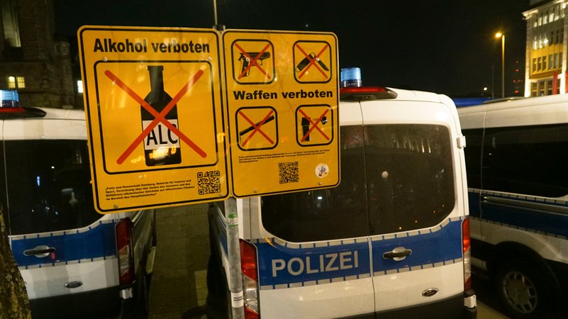 Symbolbild: Messerverbot an einem Bahnhof. | Bild: picture alliance / ABBfoto | - Symbolbild: Messerverbot an einem Bahnhof.