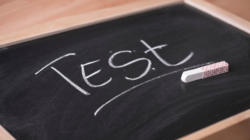 Symbolbild kleine Tafel mit Aufschrift "Test" | Bild: adpic/M. Baumann Symbolbild kleine Tafel mit Aufschrift "Test"