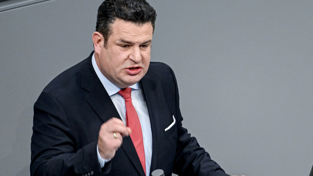 Hubertus Heil (SPD), Bundesminister für Arbeit und Soziales, spricht im Bundestag
