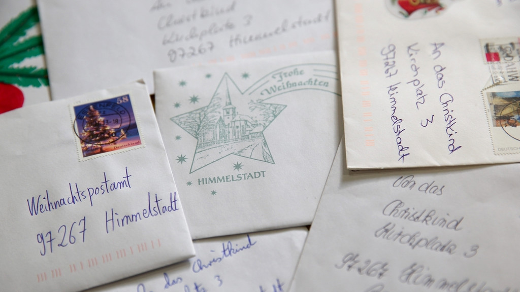 Briefe von Kindern an das Christkind liegen im einzigen bayerischen Weihnachtspostamt in Himmelstadt auf einem Tisch