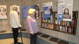 Besucher der Ausstellung über weibliche Widerstandskämpferinnen in der Versöhnungskirche auf dem Gelände der KZ-Gedenkstätte Dachau. | Bild:BR