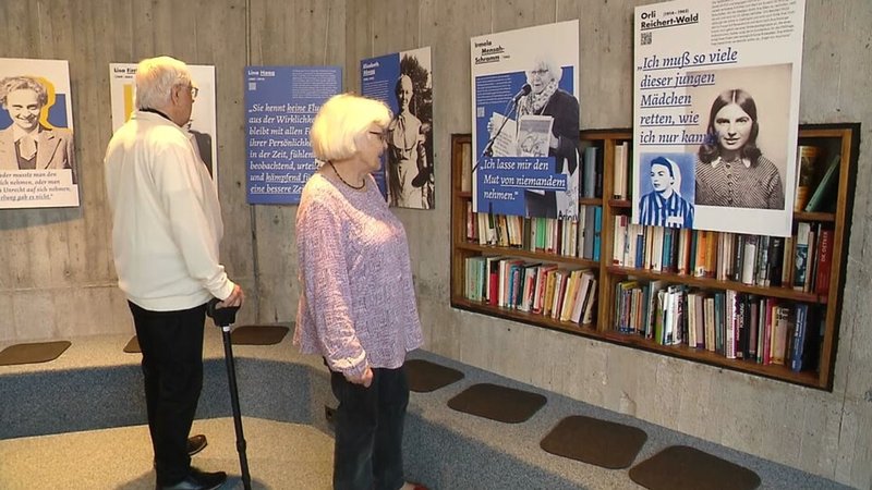 Besucher der Ausstellung über weibliche Widerstandskämpferinnen in der Versöhnungskirche auf dem Gelände der KZ-Gedenkstätte Dachau.