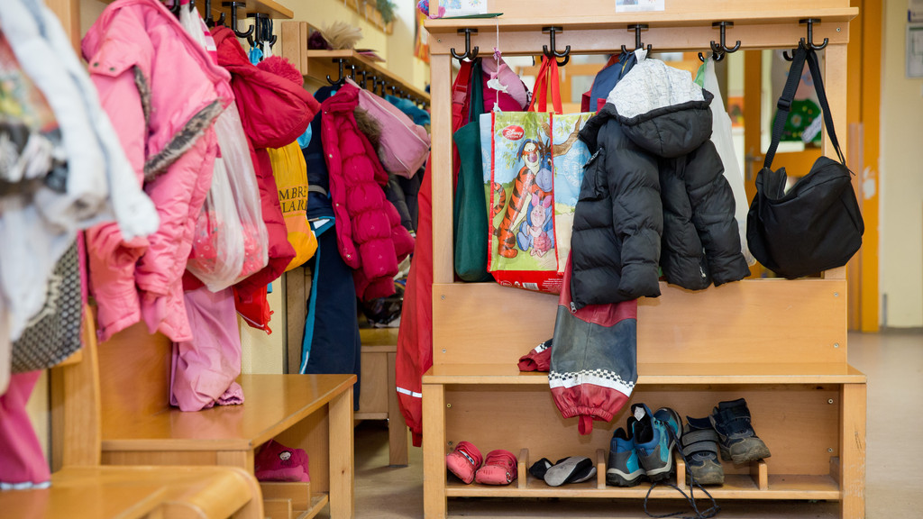 Winterjacken an der Garderobe einer Kita (Symbolbild)