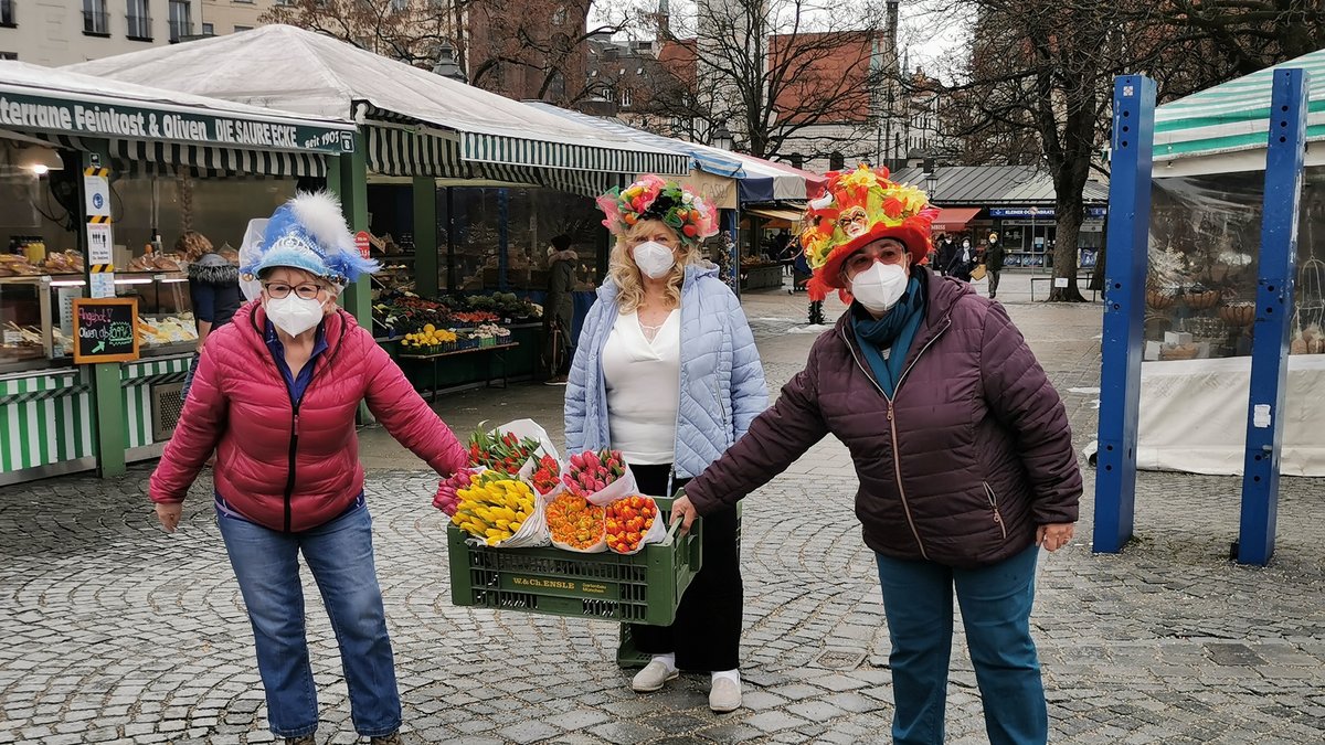 Marktfrauen am Viktualienmarkt. Christine Lang (Mitte) organisiert seit 31 Jahren den traditionellen "Tanz der Marktweiber". 