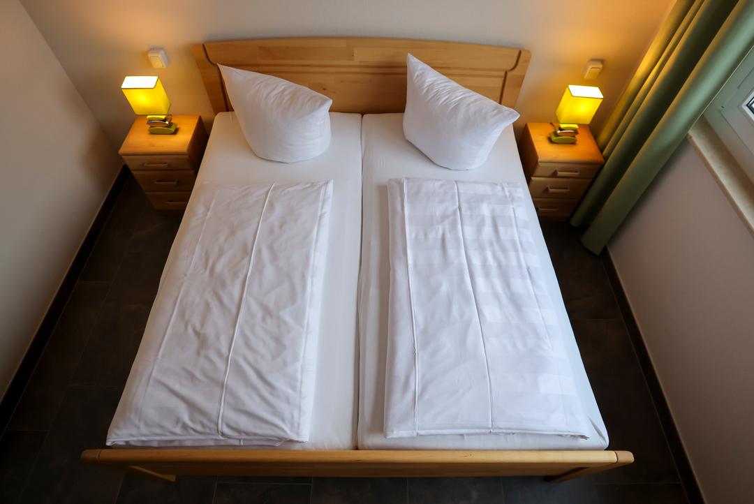  (Symbolbild) Ein frisch bezogenes Doppelbett im Hotel