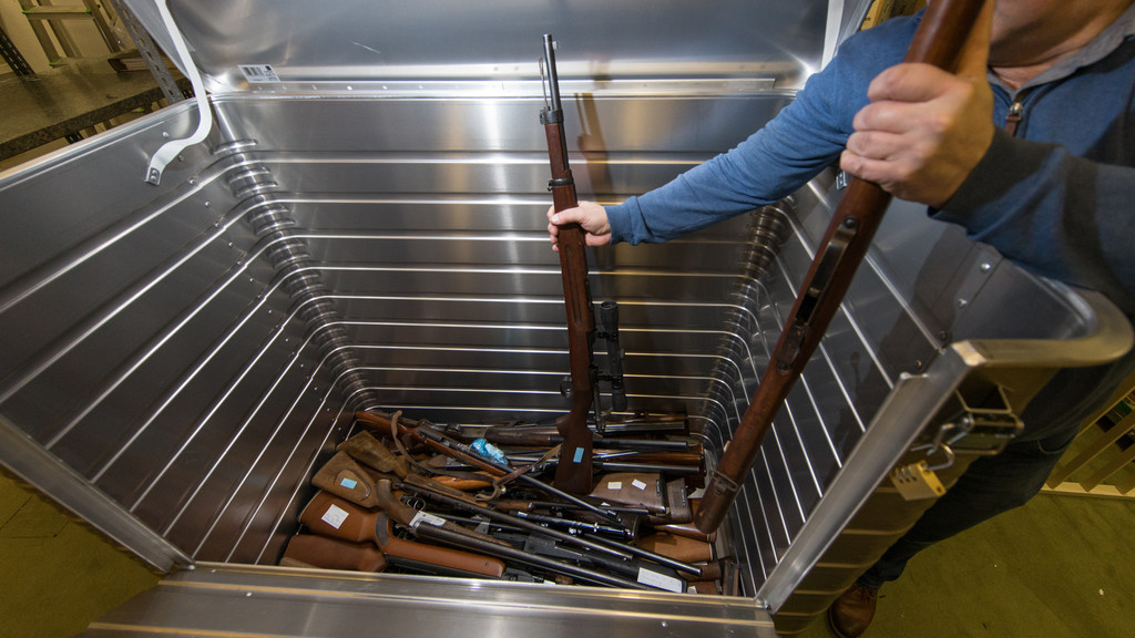 Langwaffen (Gewehre, Flinten und Büchsen) in einer Kiste in der Asservatenkammer der Waffenbehörde im Landkreis Osnabrück