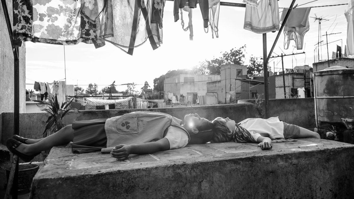 Filmszene aus "Roma": Kinder liegen auf einer Terrasse unter einer Wäscheleine.