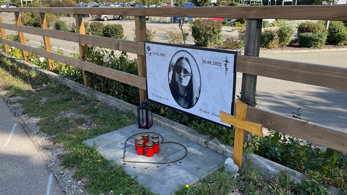 Kerzen vor dem Foto der jungen Frau, die auf dem Parkplatz eines Möbelhauses bei einem Raserunfall starb