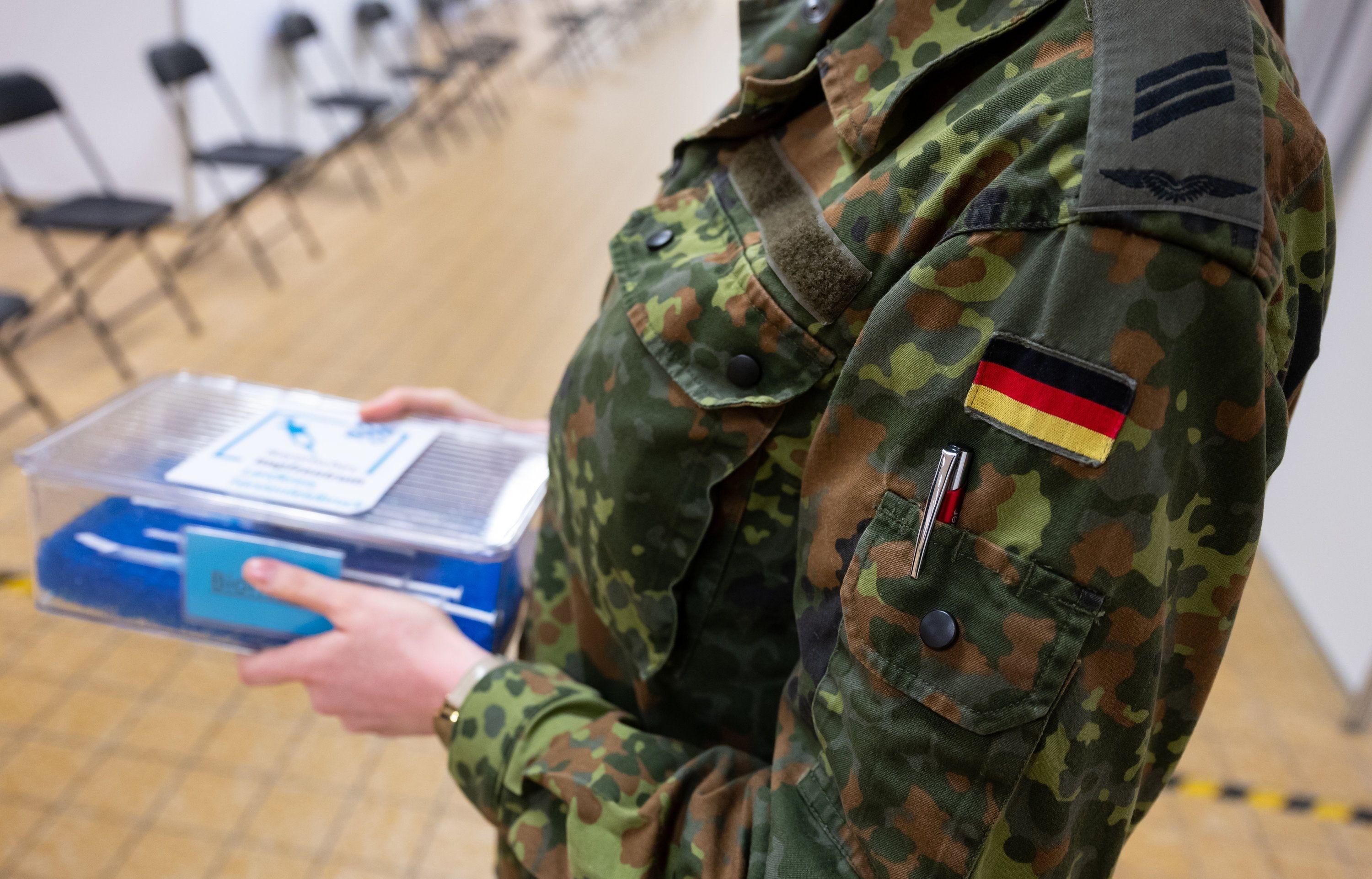 Ein Bundeswehroffizier ist in Düsseldorf wegen Spionage für Russland zu dreieinhalb Jahren Haft verurteilt worden.