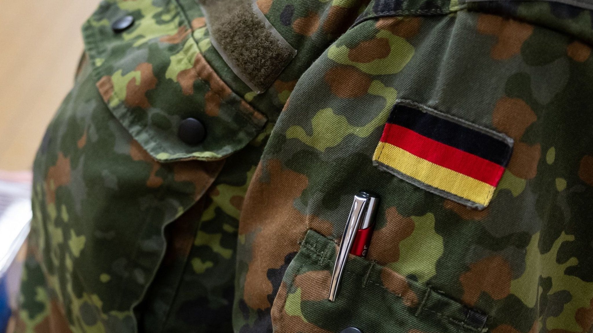 Ein Bundeswehroffizier ist in Düsseldorf wegen Spionage für Russland zu dreieinhalb Jahren Haft verurteilt worden.