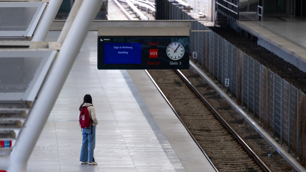 Eine Frau wartet an einer U-Bahn-Haltestelle. In Bayern stehen am Montag große Teile des öffentlichen Nahverkehrs still.