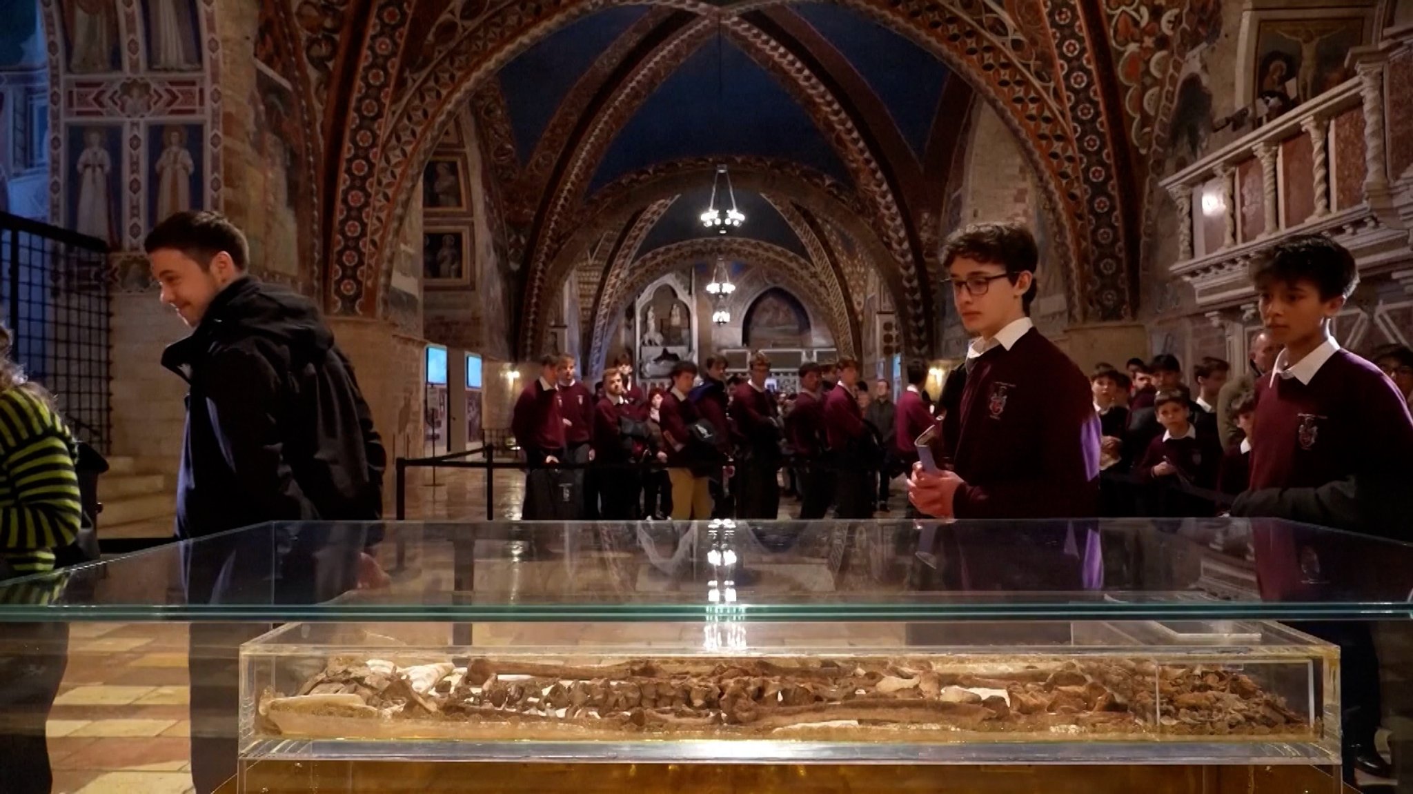 Menschen stehen in einer Schlange, um die Gebeine von Franz von Assisi zu sehen.