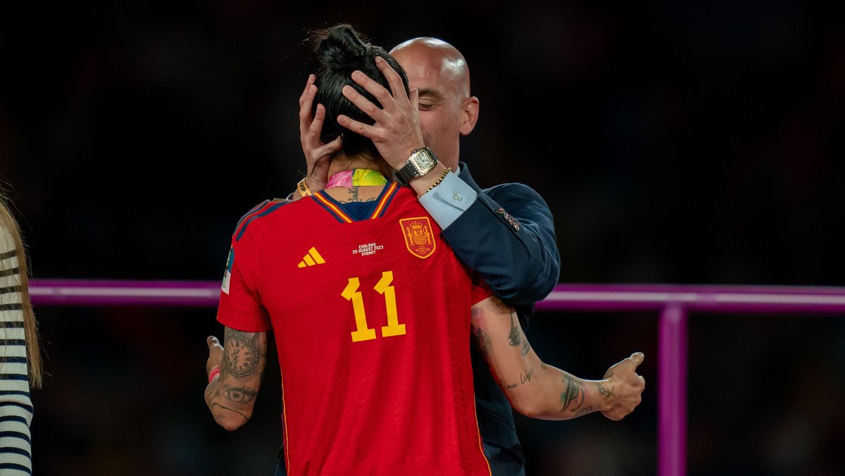 Spaniens Fußball-Verbandspräsident Rubiales küsst Nationalspielerin Jennifer Hermoso auf den Mund