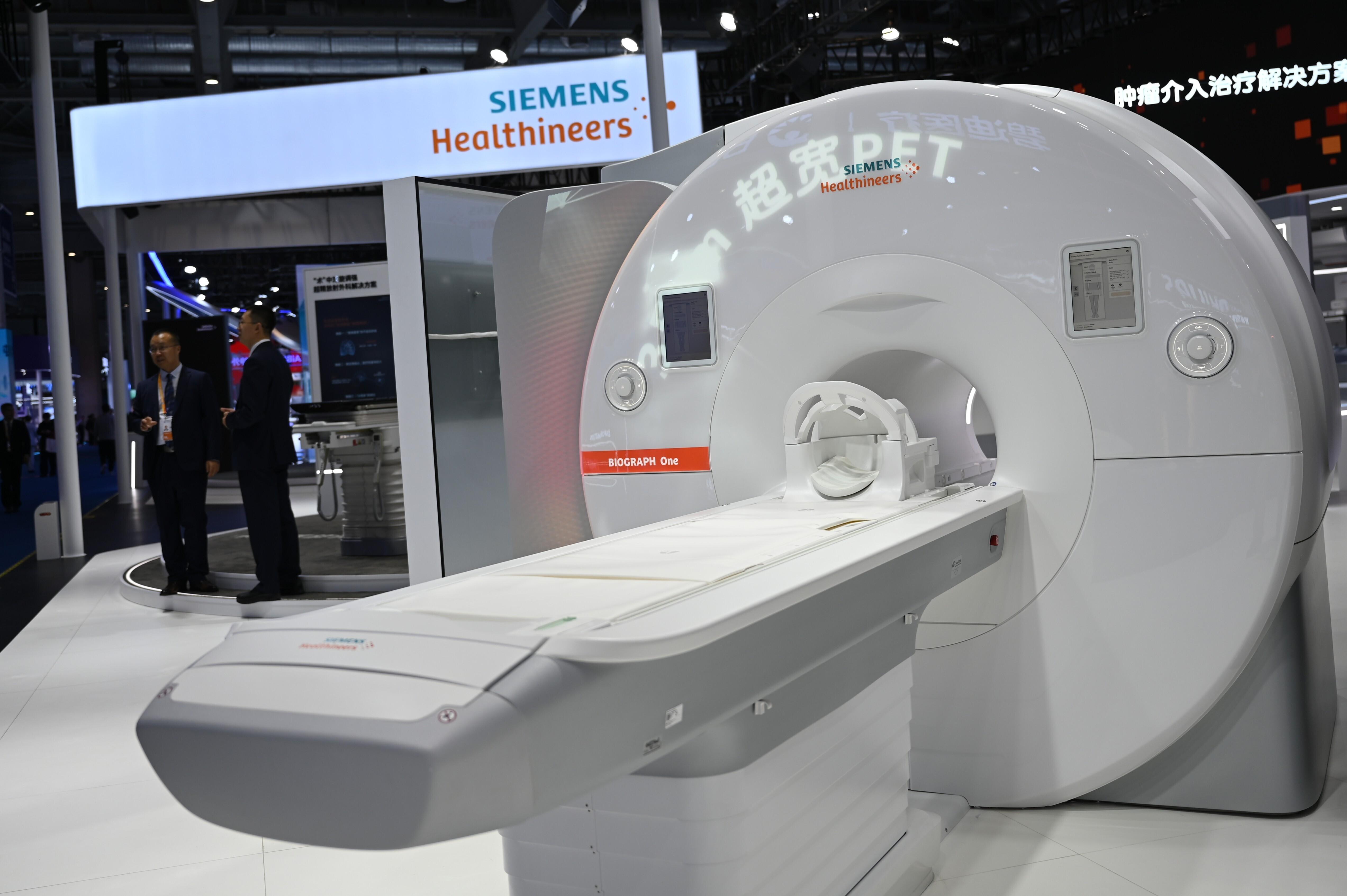 Auf dem Messestand des deutschen Medizintechnologie-Unternehmens Siemens Healthineers steht während der China International Import Expo (CIIE) ein Computertomograf.
