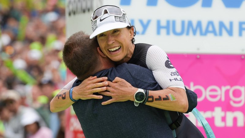 Anne Haug umarmt Challenge Roth-Chef Felix Walchshöfer. | Bild: BR/Henry Lai Anne Haug umarmt Challenge Roth-Chef Felix Walchshöfer.