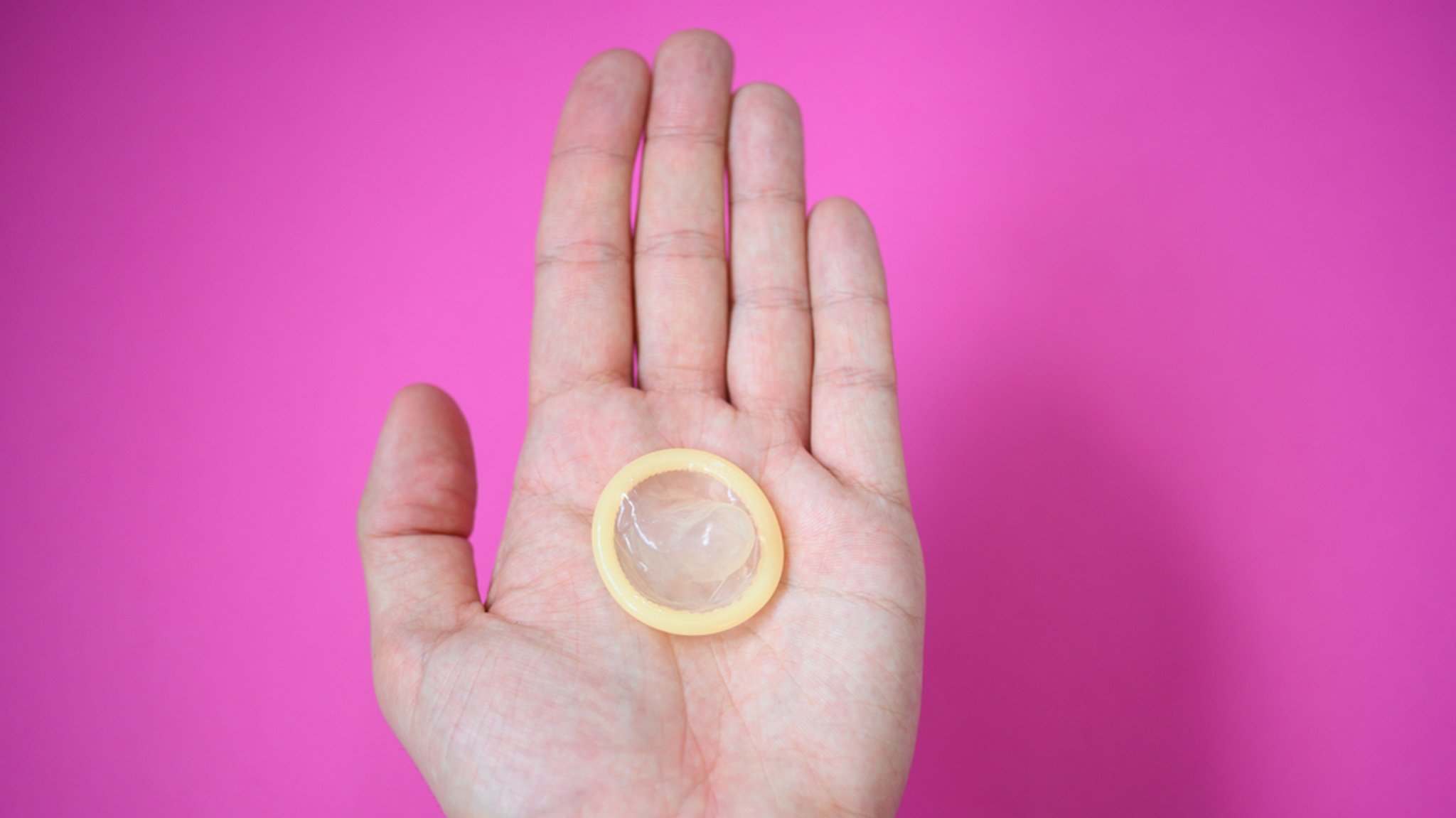 Ein Kondom in einer Hand. | Bild: BR/Leon Baatz Ein Kondom in einer Hand.