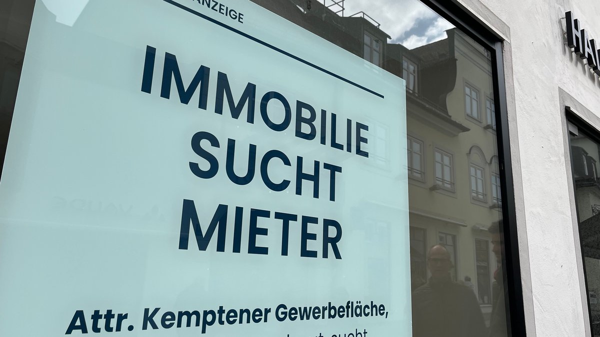 Immobilienangebot für eine Gewerbefläche in einem Schaufenster in der Kemptener Innenstadt
