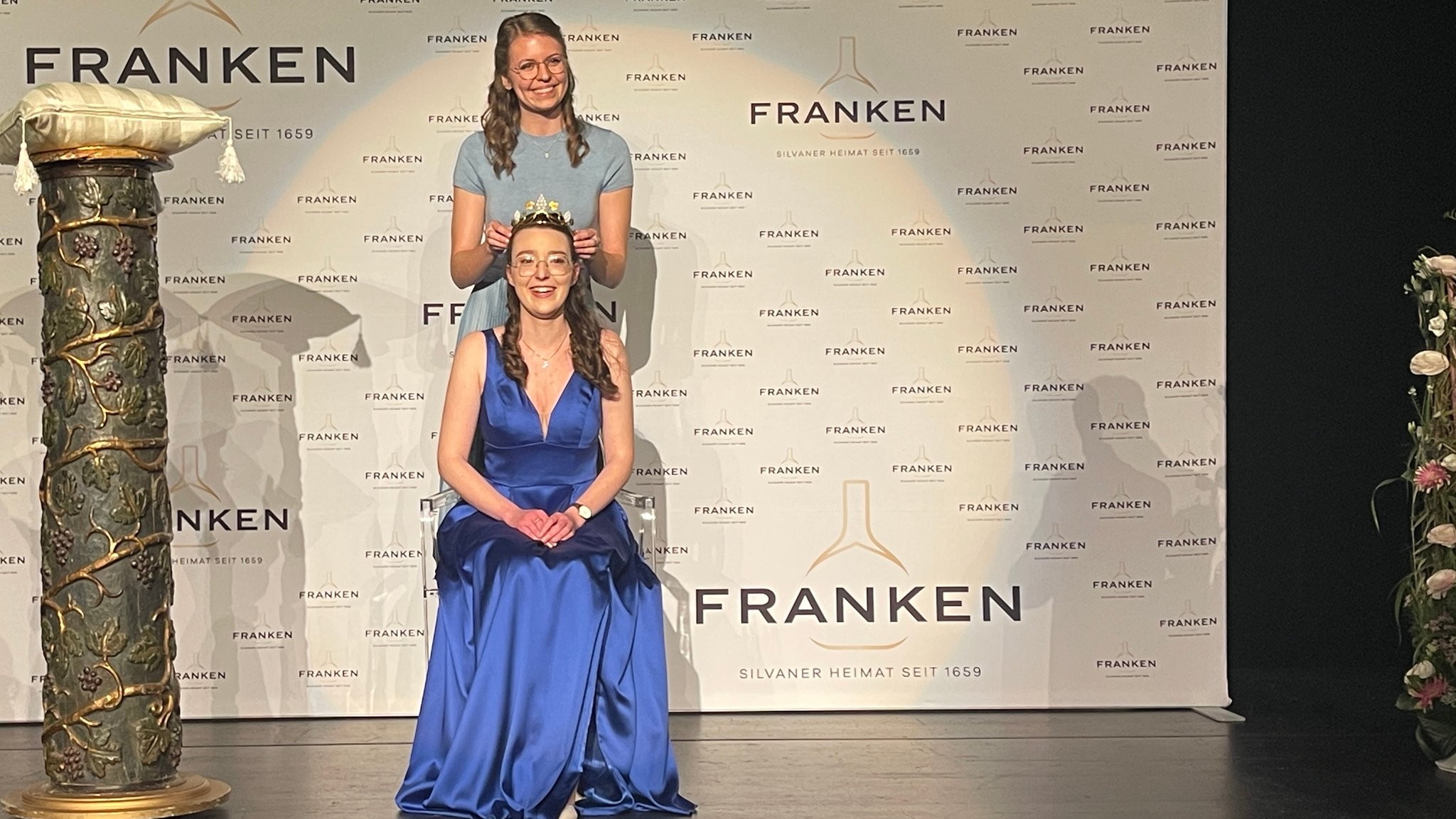 Die amtierende Deutsche Weinkönigin Eva Brockmann krönt ihre Nachfolgerin als Fränkische Weinkönigin, Lisa Lehritter. | Bild: BR/Silva Schreiner Die amtierende Deutsche Weinkönigin Eva Brockmann krönt ihre Nachfolgerin als Fränkische Weinkönigin, Lisa Lehritter.