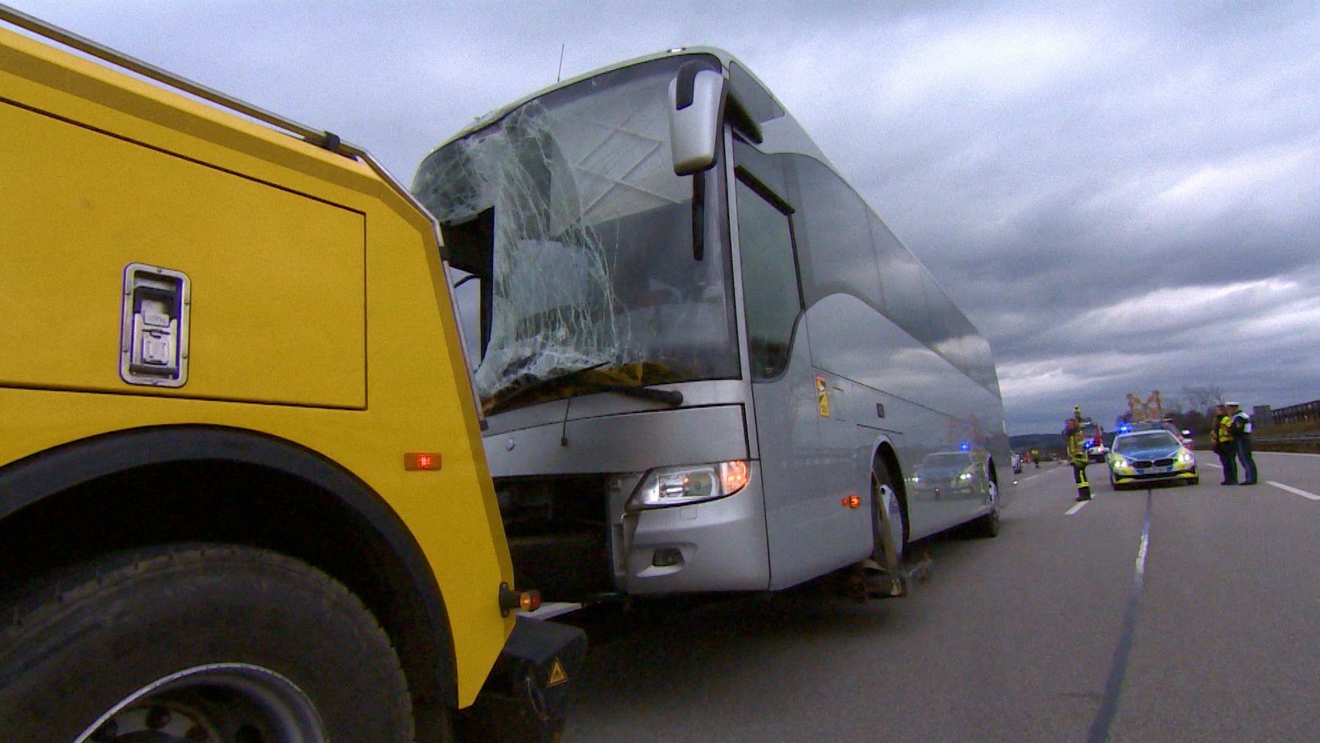 Auf der Autobahn A8 sind am Samstag zwei Busse mit Schulkindern zusammengestoßen.