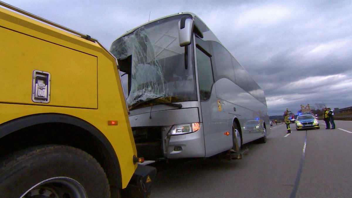 Schwerer Busunfall auf A8: Schüler eingeklemmt