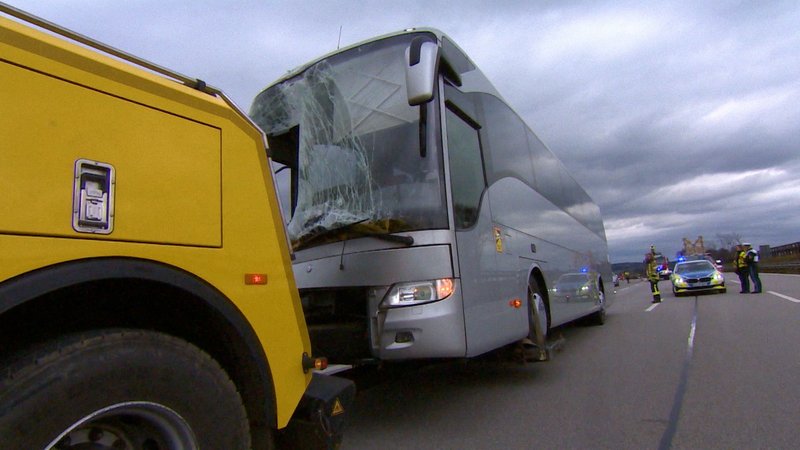 Auf der Autobahn A8 sind am Samstag zwei Busse mit Schulkindern zusammengestoßen. | Bild: Bayerischer Rundfunk 2026 Auf der Autobahn A8 sind am Samstag zwei Busse mit Schulkindern zusammengestoßen.