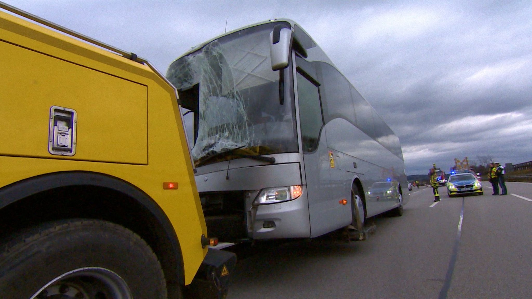 Schwerer Busunfall auf A8: Schüler eingeklemmt