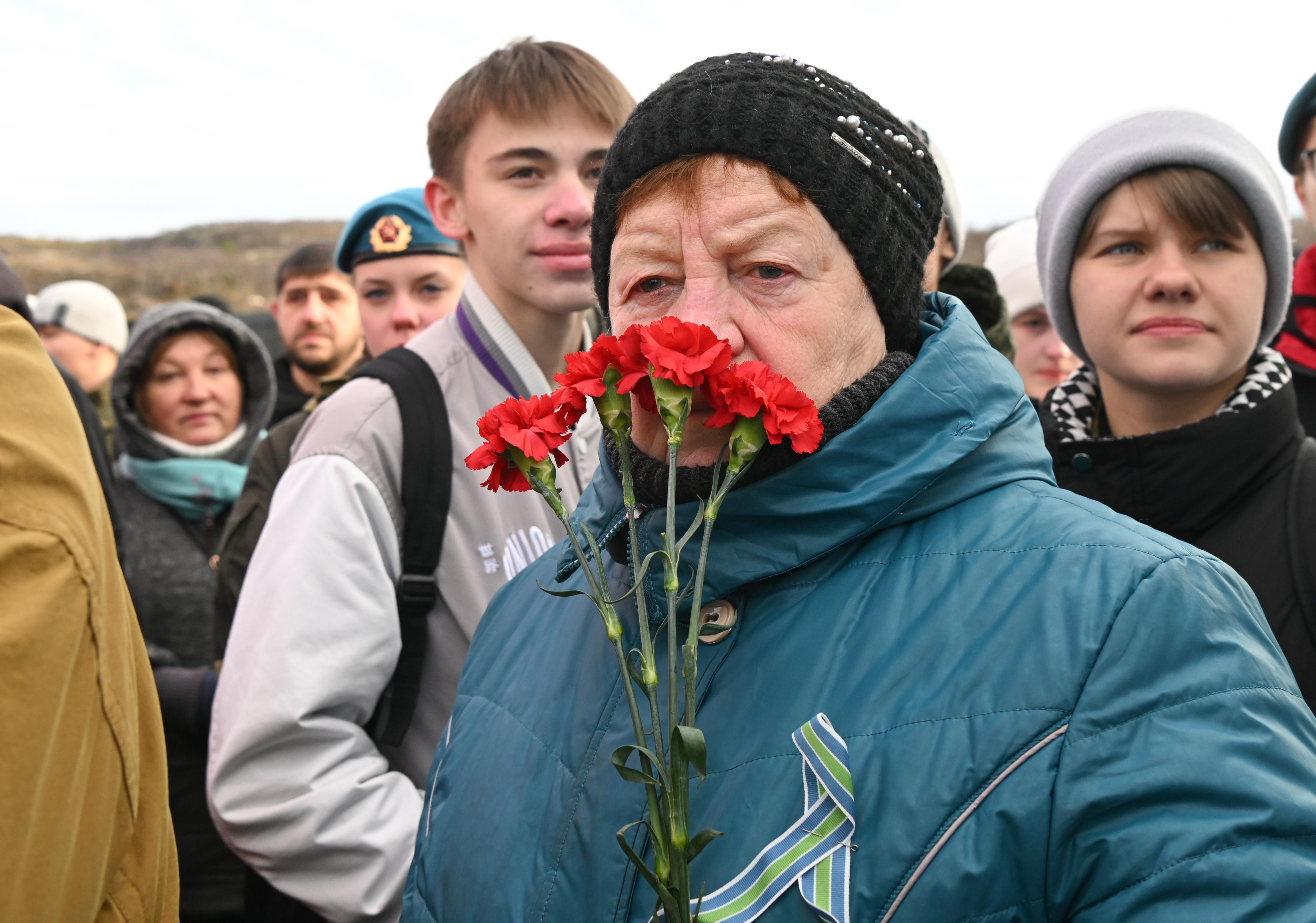 Zuschauer bei der Ehrung von Gefallenen des Zweiten Weltkriegs