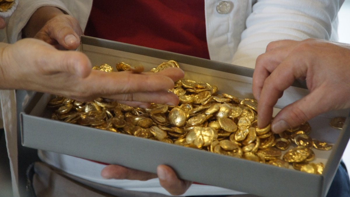 Das Kelten Römer Museum in Manching hat aus Regensburg rund 500 nachgebildete Goldmünzen aus Knete bekommen.