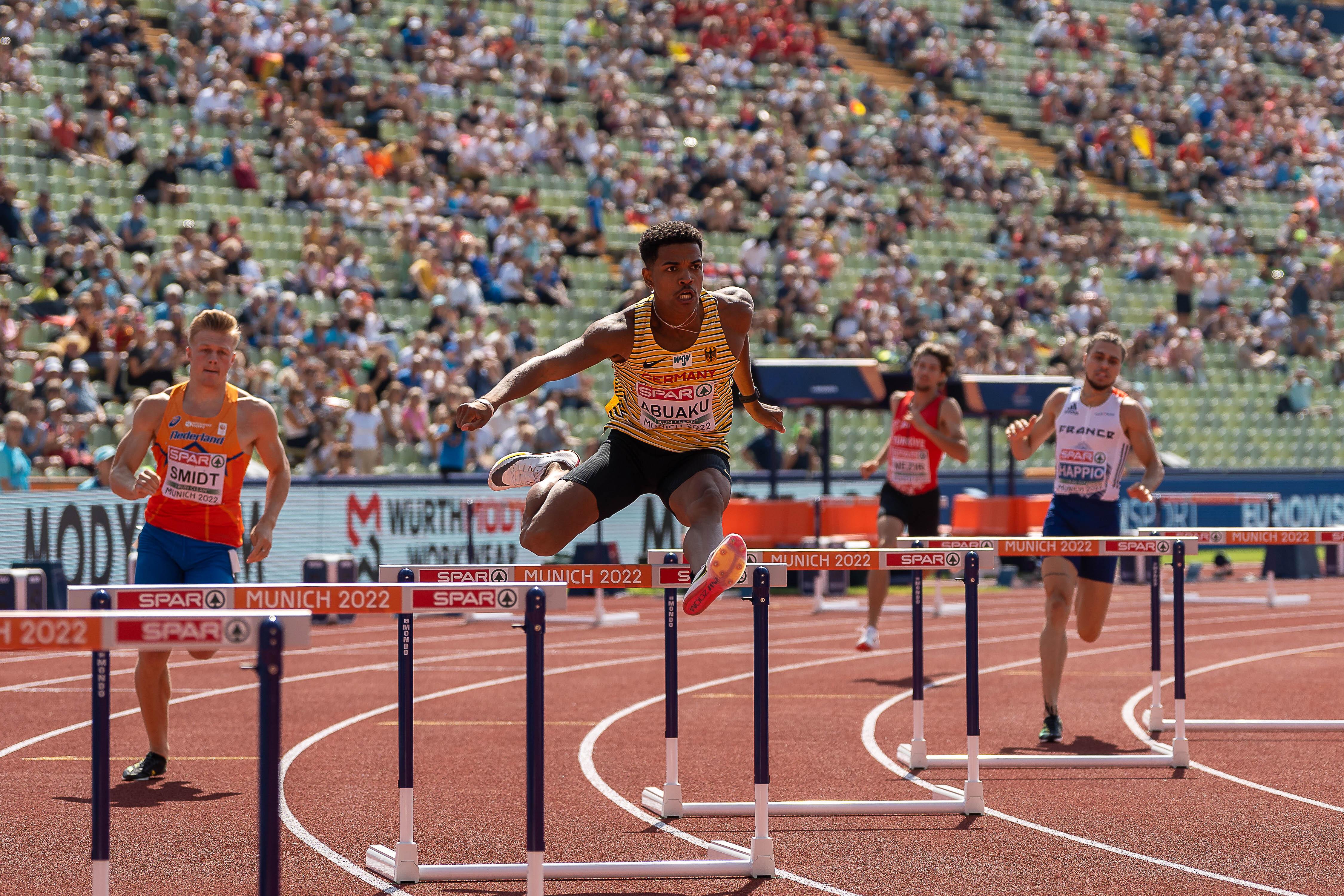 Hürdenläufer Joshua Abuaku (GER, Mitte), bei den European Championships in München 2022.