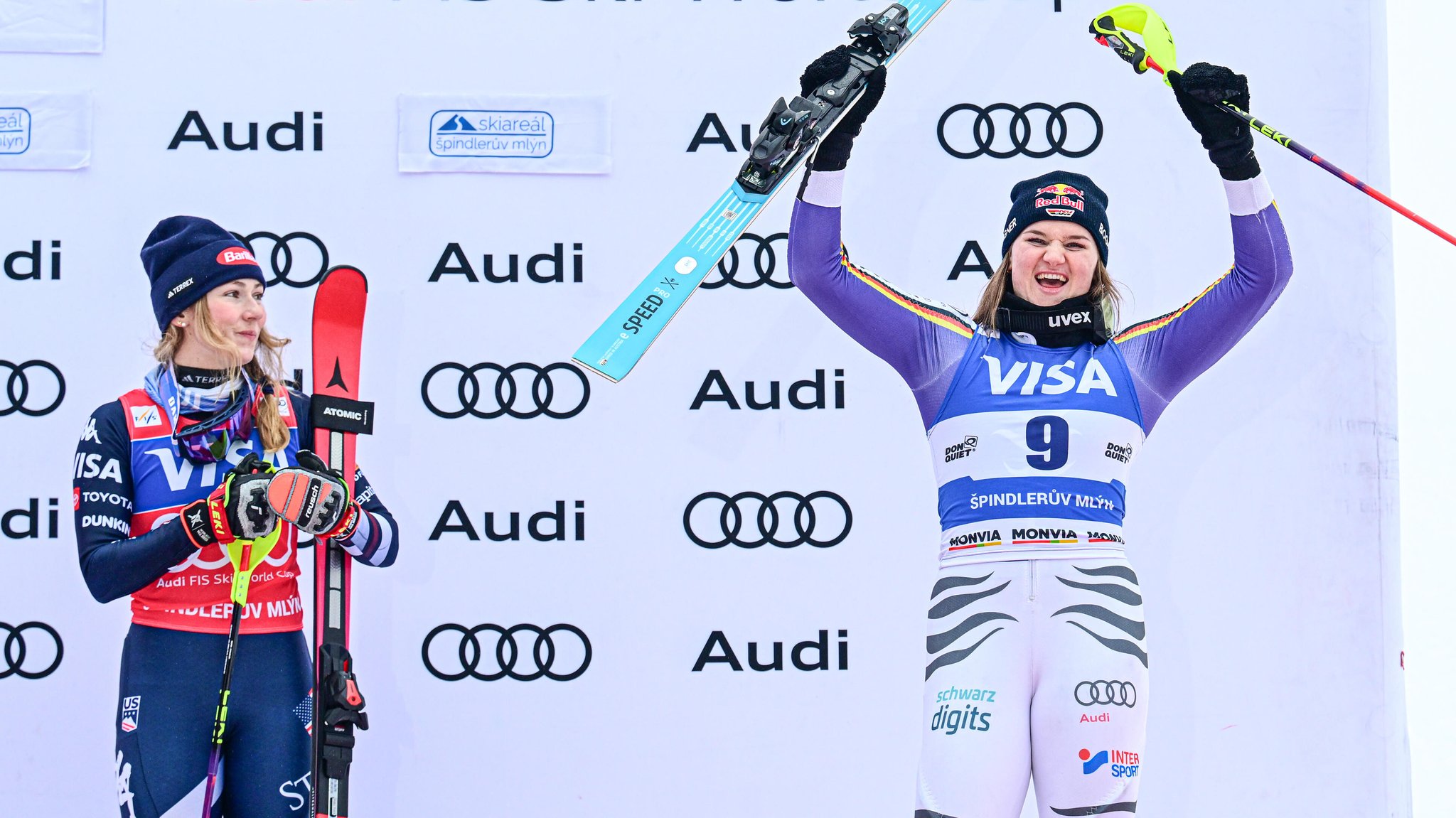 Zwei Ski-Stars: Mikaela Shiffrin (l.) und Emma Aicher | Bild: picture-alliance/dpa Zwei Ski-Stars: Mikaela Shiffrin (l.) und Emma Aicher