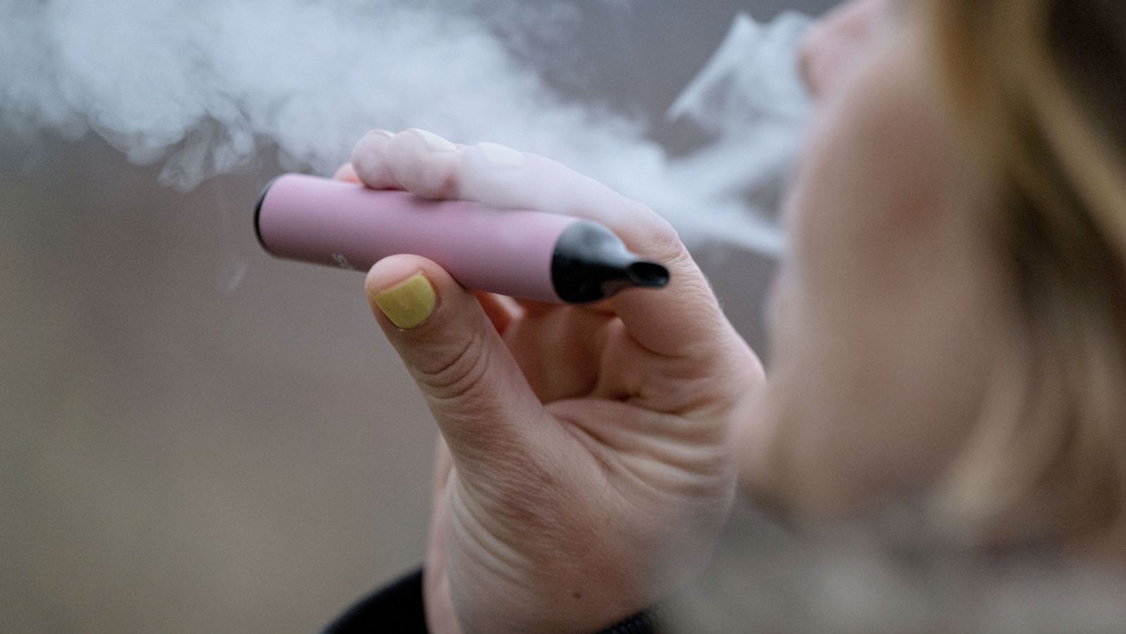 Studie: Einweg-Vapes schdlicher als herkmmliche Zigaretten | BR24 Studie: Einweg-Vapes schdlicher als herkmmliche Zigaretten | BR24