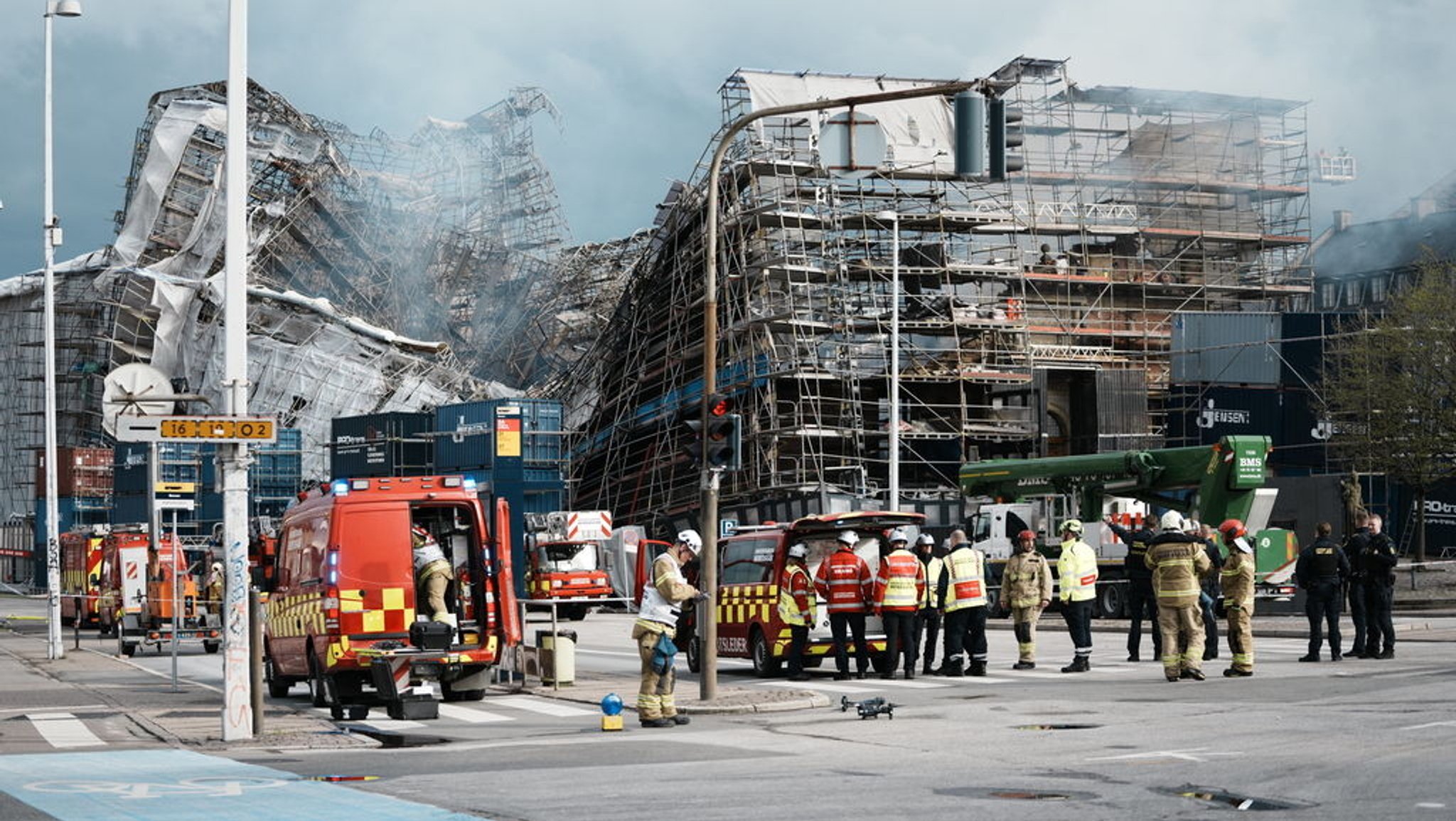 dpatopbilder - 18.04.2024, Dänemark, Kopenhagen: Die Außenwand der alten Börse ist in Richtung Boersgade eingestürzt. Ein Feuer wütete am Dienstag (16.04.2024) in einem der ältesten Gebäude Kopenhagens. Das Mauerwerk der ausgebrannten Hälfte der historischen Börse in Kopenhagen ist eingestürzt. Die Wände der halben Börse brachen trotz Stabilisierung zusammen, wie ein Feuerwehrsprecher am Donnerstagnachmittag sagte. Foto: Thomas Traasdahl/Ritzau Scanpix Foto/AP/dpa - ACHTUNG: Nur zur redaktionellen Verwendung und nur mit vollständiger Nennung des vorstehenden Credits +++ dpa-Bildfunk +++